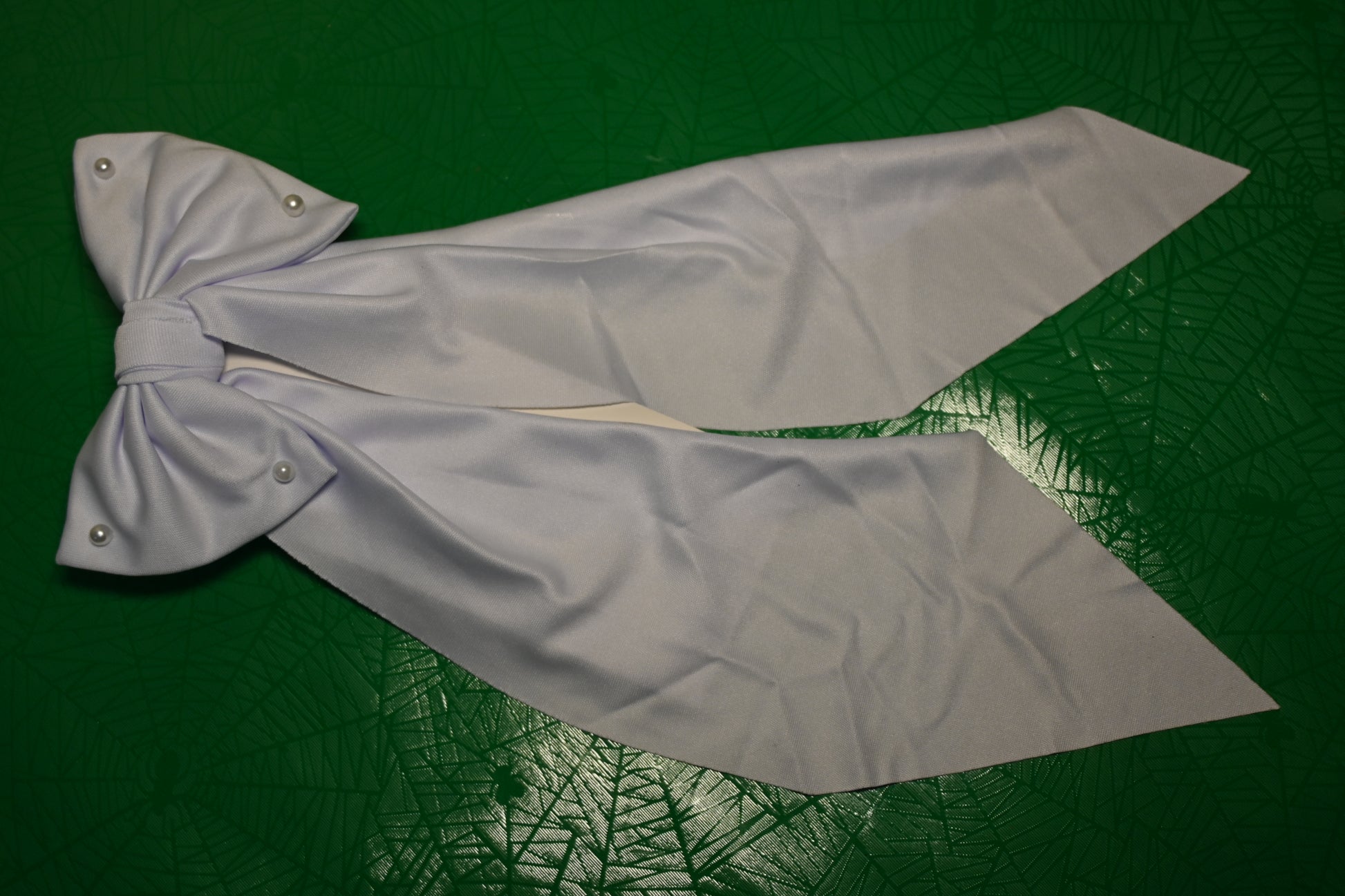 Pinza corbata con caída larga