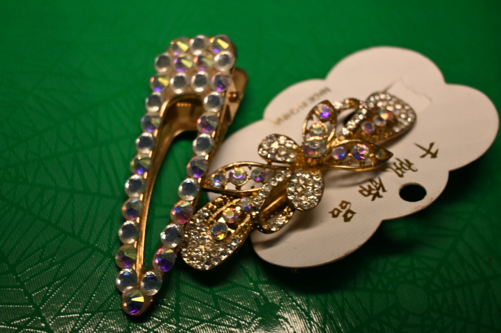 Pico y traba metálica con brillo